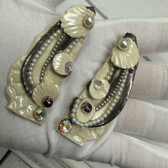 Vintage Fired Fantasies Clay Shell Earrings & Rhinestone Accents Cream Clip On - Picture 3 of 5